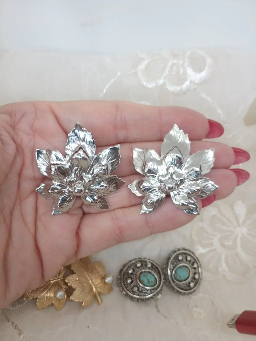 lot of Sarah Coventry Earrings Gold Tone Clip On's Whispering Leaf, Dangle Pearl - Picture 9 of 11